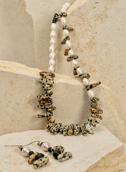 Stone Dagger Beads and Pearls Jewellery Set