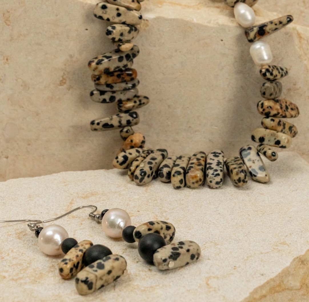 Stone Dagger Beads and Pearls Jewellery Set